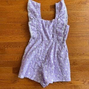 Cloud ten // nwot lavender, white eyelet embroidered floral romper sz small fb1